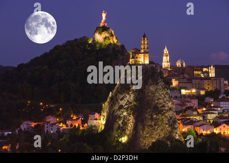 ST. MICHEL DÕAIGUILHE MIT CORNEILLE ROCK LE PUY EN VELAY HAUTE-LOIRE AUVERGNE FRANKREICH Stockfoto