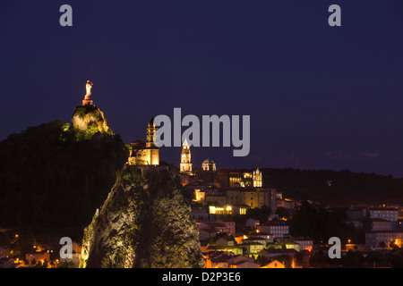 ST. MICHEL DÕAIGUILHE MIT CORNEILLE ROCK LE PUY EN VELAY HAUTE-LOIRE AUVERGNE FRANKREICH Stockfoto