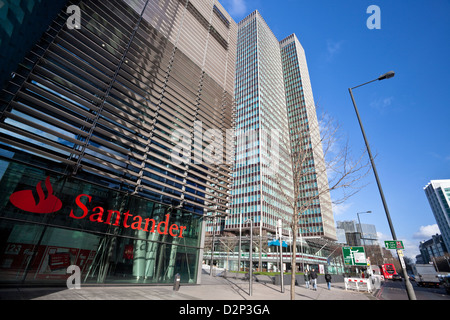 Banco Santander an der Regent Place mit dem Euston Tower skyscraper im Hintergrund, Euston Road, Londoner Stadtteil Camden, England, UK. Stockfoto