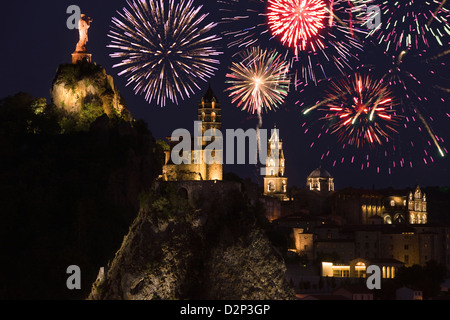 ST. MICHEL DÕAIGUILHE MIT CORNEILLE ROCK LE PUY EN VELAY HAUTE-LOIRE AUVERGNE FRANKREICH Stockfoto