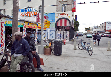 Junge Männer HANGING OUT in der STRASSENSZENE IN VENICE, LOS ANGELES, Kalifornien, 2010 Stockfoto