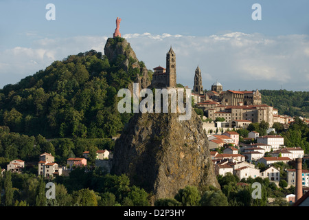 ST. MICHEL DÕAIGUILHE MIT CORNEILLE ROCK LE PUY EN VELAY HAUTE-LOIRE AUVERGNE FRANKREICH Stockfoto