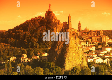 ST. MICHEL DÕAIGUILHE MIT CORNEILLE ROCK LE PUY EN VELAY HAUTE-LOIRE AUVERGNE FRANKREICH Stockfoto