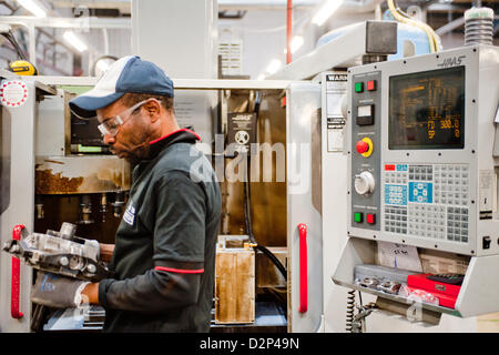 London, UK – 29. Januar 2013: ein Arbeiter arbeitet an Komponenten eines Faltrades in der Brompton Fahrrad-Fabrik in South West London. Das Unternehmen wurde 1976 von Andrew Ritchie gegründet und ist einer der zwei großen Rahmen Hersteller noch mit Sitz in Großbritannien. Heute werden Bromptons in 42 Exportmärkten verkauft.  Bildnachweis: Pcruciatti / Alamy Live News Stockfoto