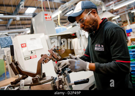 London, UK – 29. Januar 2013: ein Arbeiter arbeitet an Komponenten eines Faltrades in der Brompton Fahrrad-Fabrik in South West London. Das Unternehmen wurde 1976 von Andrew Ritchie gegründet und ist einer der zwei großen Rahmen Hersteller noch mit Sitz in Großbritannien. Heute werden Bromptons in 42 Exportmärkten verkauft.  Bildnachweis: Pcruciatti / Alamy Live News Stockfoto