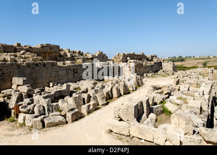 Selinunte. Sizilien. Italien. Blick auf Teil der anspruchsvollen und umfangreichen Befestigungsanlagen des Nordgatters auf der Akropolis. Stockfoto