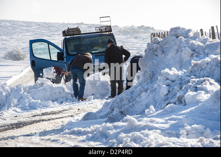 Treiber auszugraben ein van auf der A39 Devon Somerset-Grenze, die wegen Schnee, Somerset, UK unpassierbar war fest Stockfoto