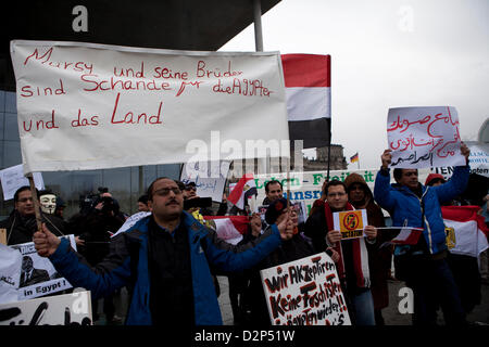 Berlin, Deutschland. 30. Januar 2013. Proteste vor der deutschen Kanzlei während des Besuchs von Ägyptens Präsident Morsi nach Deutschland, wo er mit Bundeskanzlerin Angela Merkel trifft... Bildnachweis: Rey T. Byhre / Alamy Live News Stockfoto