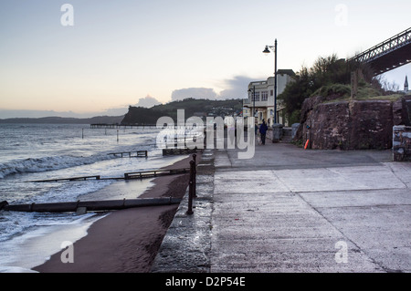 Teignmouth, Devon, England. 1. Januar 2013. Die Strandpromenade in Teignmouth in frühen Abend mit der Eisenbahnbrücke und der Promenade. Stockfoto