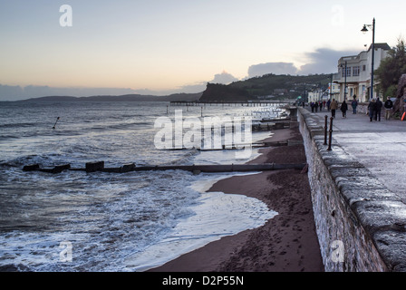 Teignmouth, Devon, England. 1. Januar 2013. Die Strandpromenade in Teignmouth in frühen Abend mit der Eisenbahnbrücke und der Promenade. Stockfoto