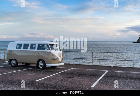 Teignmouth, Devon, England. 1. Januar 2013. Ein 1963 A Reg geparkt Doormobile VW Camper Van am Meer. Stockfoto