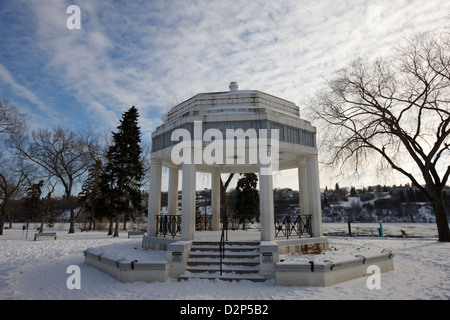 Vimy Memorial Bandshell im Schnee bedeckt Kiwanis Memorial Park Downtown Saskatoon Saskatchewan Kanada Stockfoto