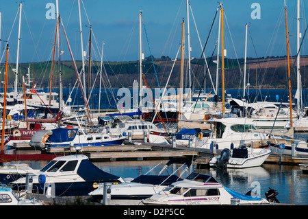 Yachten ankern Sie in Mylor Yacht Harbour, Falmouth, Cornwall. Stockfoto