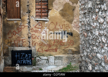 Erbe des Krieges: Gun Graffiti an der Wand in einem Sarajevo Gasse. Stockfoto