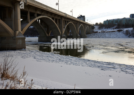 Broadway Brücke über den South Saskatchewan River im Winter fließt durch die Innenstadt von Saskatoon Saskatchewan Kanada Stockfoto