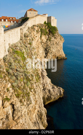 Dubrovnik-Blick auf die alte Stadtmauer nach der Küste und dem Adriatischen Meer. Stockfoto