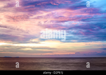 Sonnenuntergang über der Andamanensee in Thailand Stockfoto