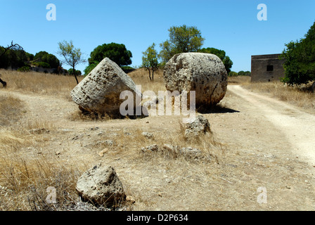 5. Jahrhundert v. Chr. zylindrische Trommel Spaltenblöcke an die antiken Steinbrüche der Cave de Cusa aufgegeben. Selinunte. Sizilien. Italien Stockfoto