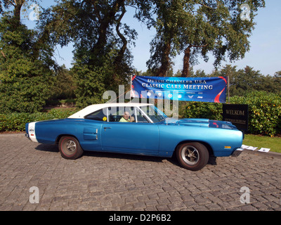 Der 1969 Dodge Coronet 440 ist ein klassischer amerikanischer Muscle Car, der für sein unverwechselbares Design und seine leistungsstarken Motoroptionen bekannt ist. Dieser Oldtimer ist Teil der legendären Muscle Car-Serie von Dodge und bietet eine Kombination aus Leistung und Stil. Stockfoto