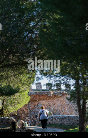 Schatten von Bäumen auf der Festung von Alanya, Südtürkei Stockfoto