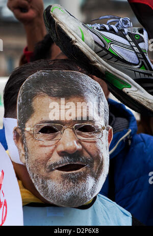 Ein maskierter Anti-Mursi-Demonstrant vor dem Kanzleramt in Berlin während der ägyptische Präsident Mursi Besuche ich nach Deutschland. Stockfoto