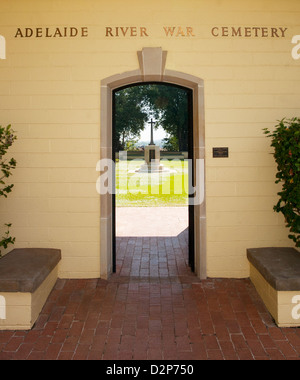 Der Haupteingang zum Adelaide River War Cemetery, Darwin, Northern Territory, Australien Stockfoto