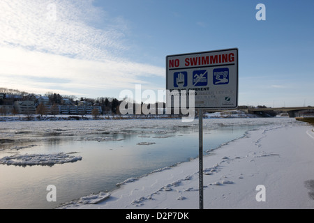 kein Schwimmen-Schild am South Saskatchewan River im Winter fließt durch die Innenstadt von Saskatoon Saskatchewan Kanada Stockfoto