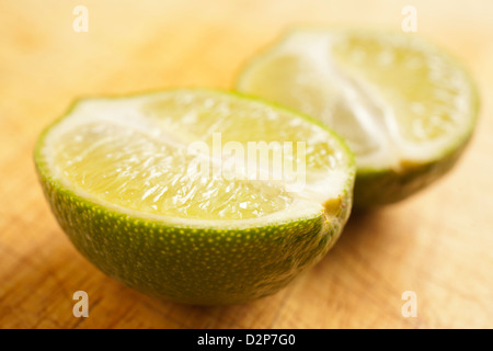 Frischer Limette halbieren Stockfoto