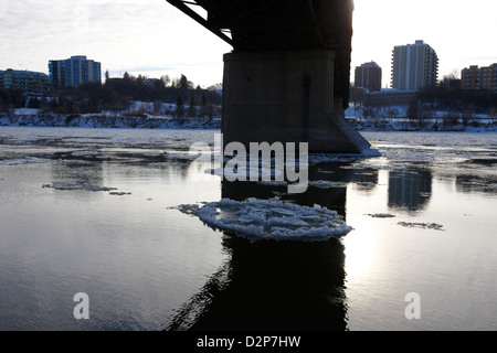 große Teile der schwimmendes Eis am South Saskatchewan River im Winter fließt unter Verkehr Brücke Saskatoon Saskatchewan Canad Stockfoto