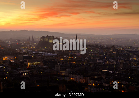Ein Blick aus der Vogelperspektive auf Edinburgh Castle, die Hauptstadt Schottlands, bei Sonnenuntergang Stockfoto
