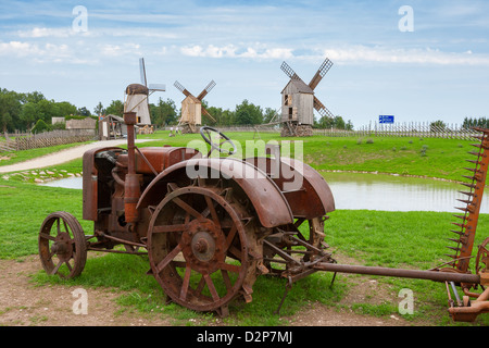 Alten Traktor und Windmühlen. Estland Stockfoto