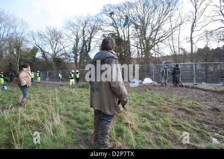 die letzten Demonstranten, die von den Bäumen am Lockvogel Teich Combe Haven entfernt werden. Bexhill - Hastings Bypass. Es gibt eine große Sicherheit Prescence - mitten in einem schlammigen Sumpf. Rund 100 Polizei und wandte sich Up und Sicherheit.  15 Personen bleiben in den Bäumen East Sussex Felsenarena Rat drängt auf die Straße gebaut werden verweigert Nahrung und Medizin in die Bäume.  Die Baum-Demonstranten saßen 3 Nächte von Sturm und Regen Stockfoto