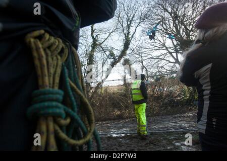 die letzten Demonstranten werden von den Bäumen am Lockvogel Teich Combe Haven entfernt. Bexhill - Hastings Bypass. Es gibt eine große Sicherheit Prescence - mitten in einem schlammigen Sumpf. Rund 100 Polizei und wandte sich Up und Sicherheit.  15 Personen bleiben in den Bäumen East Sussex Felsenarena Rat drängt auf die Straße gebaut werden verweigert Nahrung und Medizin in die Bäume.  Die Baum-Demonstranten saßen 3 Nächte von Sturm und Regen Stockfoto