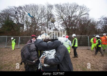 die letzten Demonstranten werden von den Bäumen am Lockvogel Teich Combe Haven entfernt. Bexhill - Hastings Bypass. Es gibt eine große Sicherheit Prescence - mitten in einem schlammigen Sumpf. Rund 100 Polizei und wandte sich Up und Sicherheit.  15 Personen bleiben in den Bäumen East Sussex Felsenarena Rat drängt auf die Straße gebaut werden verweigert Nahrung und Medizin in die Bäume.  Die Baum-Demonstranten saßen 3 Nächte von Sturm und Regen Stockfoto