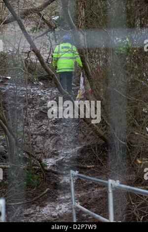 die letzten Demonstranten, die von den Bäumen am Lockvogel Teich Combe Haven entfernt werden. Bexhill - Hastings Bypass. Es gibt eine große Sicherheit Prescence - mitten in einem schlammigen Sumpf. Rund 100 Polizei und wandte sich Up und Sicherheit.  15 Personen bleiben in den Bäumen East Sussex Felsenarena Rat drängt auf die Straße gebaut werden verweigert Nahrung und Medizin in die Bäume.  Die Baum-Demonstranten saßen 3 Nächte von Sturm und Regen Stockfoto