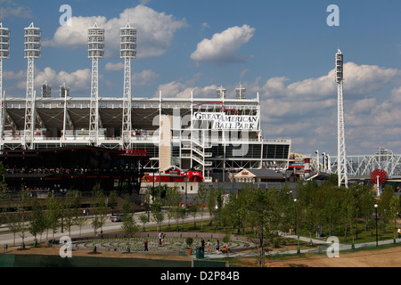 Brunnen an der Banken Park downtown Cincinnati Ohio roten Fluss Unterhaltung Great American Ballpark Baseballstadion Stockfoto