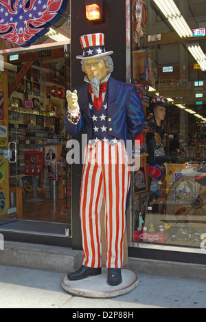 Statue von Uncle Sam mit gebrochenen Finger außerhalb Kleidung zu speichern, am Broadway in Lower Manhattan Stockfoto