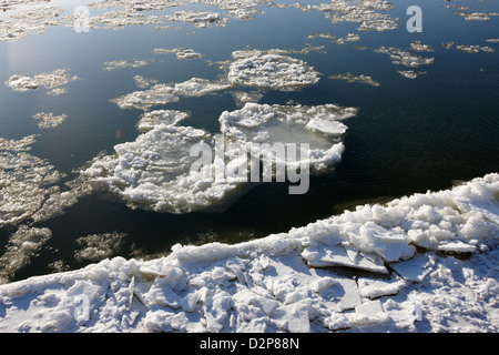 große Teile der schwimmendes Eis am South Saskatchewan River im Winter fließt durch die Innenstadt von Saskatoon Saskatchewan Kanada Stockfoto