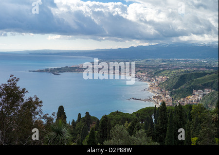 Italien, Sizilien, Blick auf das Meer und die Küste von Taormina Stockfoto