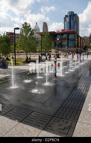 Brunnen an der Banken Park downtown Cincinnati Ohio roten Fluss Unterhaltung Great American Ballpark Baseballstadion Stockfoto