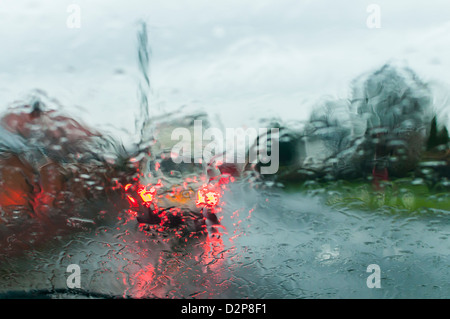 Auto Windschutzscheibe nass Wetter Armen treibende Bedingungen Lancashire England uk Europa fahren schlechter Sicht schlechten Sichtverhältnissen Bremsen Stockfoto