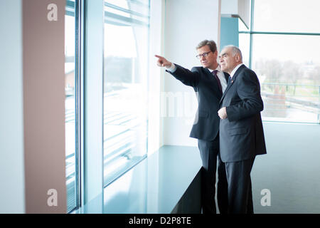 HANDOUT - ein Handout Bild zeigt Bundesaußenminister Guido Westerwelle und seinem ägyptischen Kollegen Mohammed Kamel Amr (R), ein Gespräch in der kleinen Schrank Kammer vor Beginn der Gespräche zwischen Bundeskanzlerin Merkel und der ägyptische Präsident Morsi im Bundeskanzleramt in Berlin, Deutschland, 30. Januar 2013. Foto: BUNDESREGIERUNG/BERGMANN/DPA Stockfoto