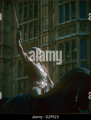 Statue von König Richard Lionheart auf dem Pferderücken außerhalb von Westminster Palace London, England Stockfoto