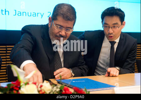 Bundesminister für Wirtschaft und Technologie, Philipp Roesler (R), spricht der ägyptische Präsident Mohamed Morsi an das Bundesministerium für Wirtschaft und Technologie (BMWi) in Berlin, Deutschland, 30. Januar 2013. Anlass des Besuchs war die erste Sitzung der gemischten deutsch-ägyptischen wirtschaftliche Kommission (GWK) mit 100 deutsche und ägyptische Wirtschafts-Vertretern jeder. Foto: MAURIZIO GAMBARINI Stockfoto