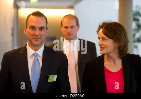 Der Vorsitzende der US-Anti-doping-Agentur USADA, Travis Tygart (L) kommt zusammen mit Dagmar Freitag (SPD, R) für eine Sitzung des Sportausschusses des Deutschen Bundestages in Berlin, Deutschland, 30. Januar 2013. Tygart wurde vom Ausschuss eingeladen, an der Sitzung teilnehmen. Foto: Marc Tirl Stockfoto