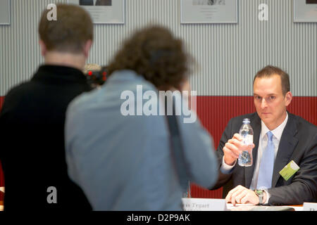 Der Vorsitzende der US-Anti-doping-Agentur USADA, Travis Tygart (R), nimmt Teil an einer Sitzung des Sportausschusses des Deutschen Bundestages im Paul-Loebe-Haus in Berlin, Deutschland, 30. Januar 2013. Tygart wurde vom Ausschuss eingeladen, an der Sitzung teilnehmen. Foto: Marc Tirl Stockfoto