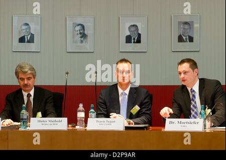 Der Vorsitzende der US-Anti-doping-Agentur (USADA), Travis Tygart (C), im Gespräch mit Lars Mortsiefer (R), der Vorsitzende der deutschen Anti-doping-Agentur (NADA) und Richter Dieter Maihold das Bundesgericht in der Sitzung des Sportausschusses des Deutschen Bundestages im Paul-Loebe-Haus in Berlin, Deutschland, 30. Januar 2013. Tygart wurde vom Ausschuss eingeladen, an der Sitzung teilnehmen. Foto: Marc Tirl Stockfoto