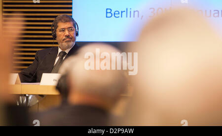 Der ägyptische Präsident Mohamed Morsi besucht das erste Treffen von der gemischten deutsch-ägyptischen wirtschaftliche Kommission (GWK) an das Bundesministerium für Wirtschaft und Technologie (BMWi) in Berlin, Deutschland, 30. Januar 2013. Foto: MAURIZIO GAMBARINI Stockfoto