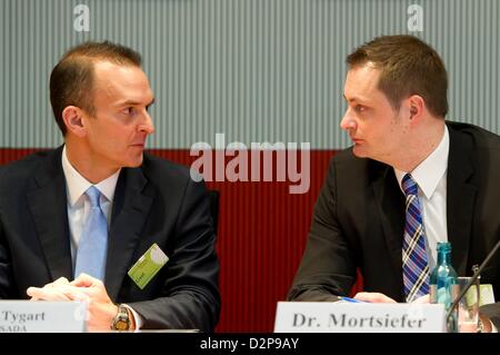 Der Vorsitzende der US-Anti-doping-Agentur (USADA), Travis Tygart (L), im Gespräch mit Lars Mortsiefer, Vorstandsvorsitzender der deutschen Anti-doping-Agentur (NADA), während der Sitzung des Sportausschusses des Deutschen Bundestages im Paul-Loebe-Haus in Berlin, Deutschland, 30. Januar 2013. Tygart wurde vom Ausschuss eingeladen, an der Sitzung teilnehmen. Foto: Marc Tirl Stockfoto
