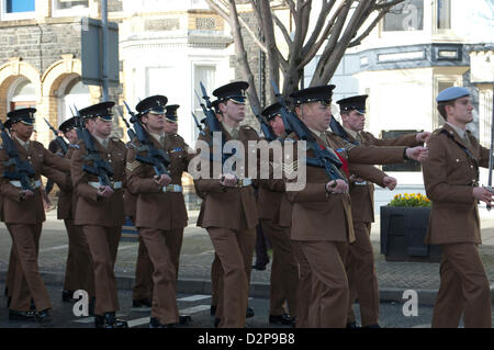 Aberystwyth, Großbritannien. 30. Januar 2013. Soldaten aus Prince Of Wales Company, 1. Bataillon Welsh Guards Parade durch Aberystwyth. Bildnachweis: Barry Watkins/Alamy Live-Nachrichten Stockfoto